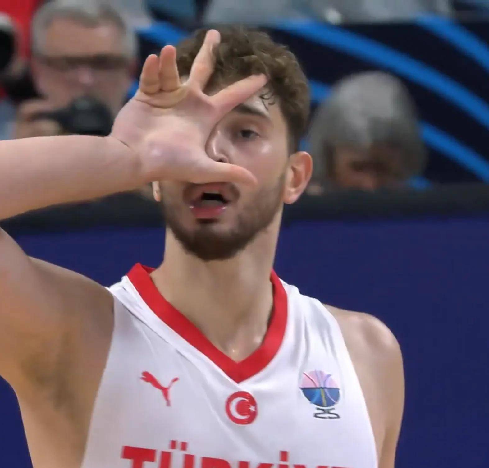 土耳其男篮强势日本男篮，布拉德利送出助攻的简单介绍