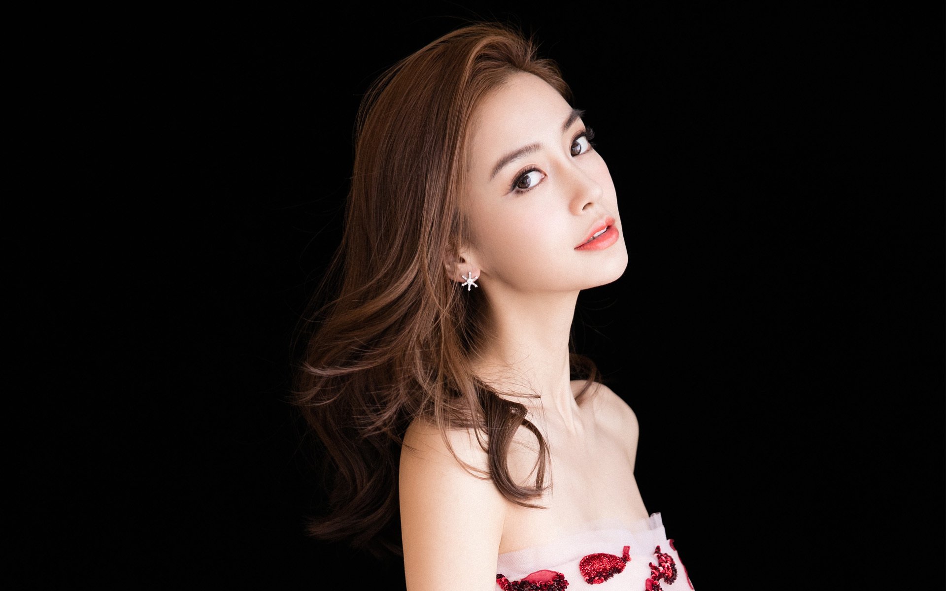 双线激战，F1新赛季揭幕战悬念引爆，灰熊逆袭热火再掀篮球风暴