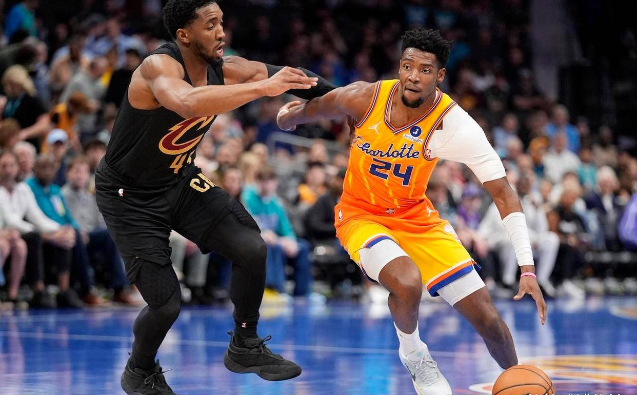 黄蜂压制山西队，米切尔状态火热